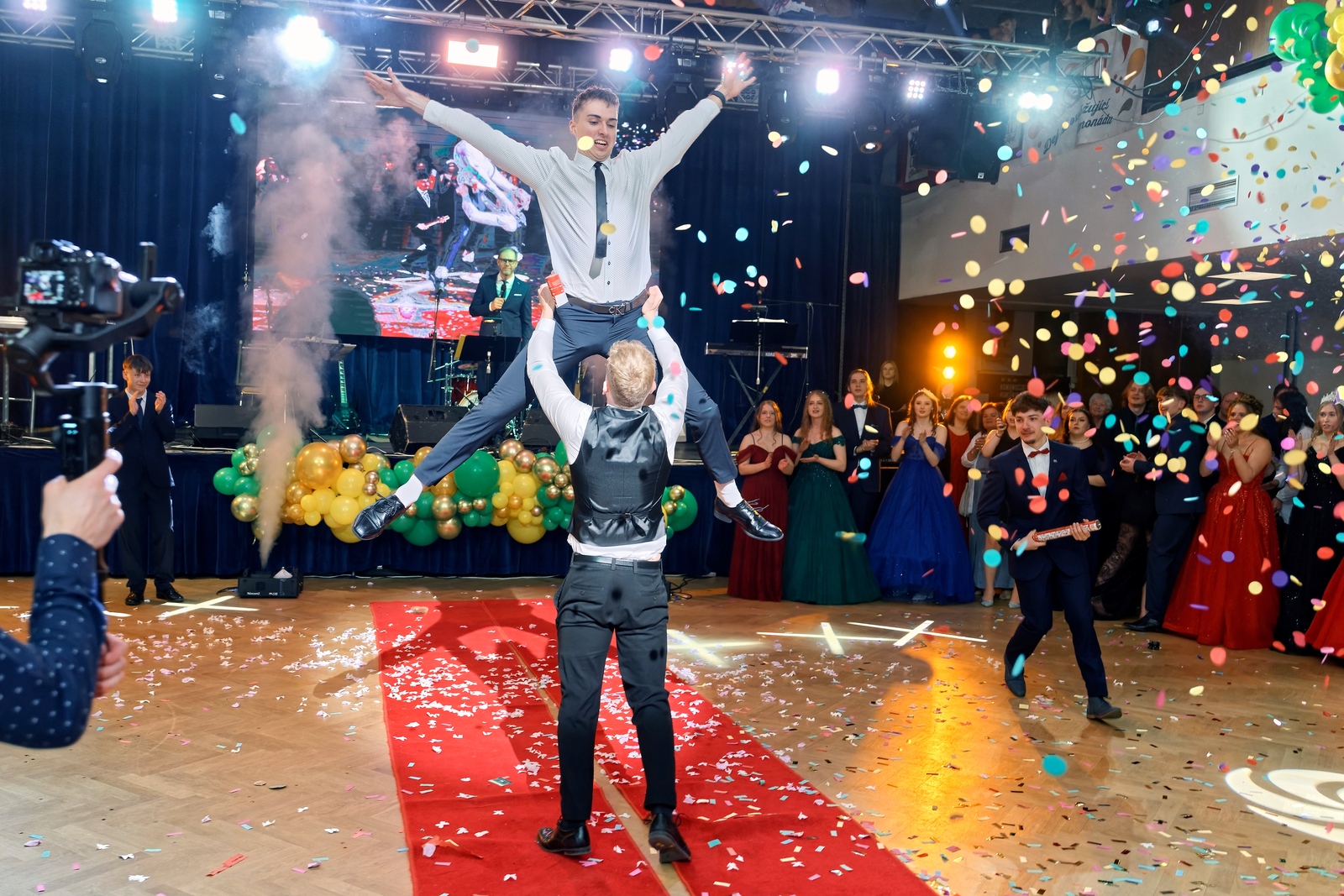 Nástup maturantů - vertikální mlhy a konfety